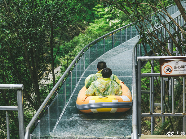 世界首座分制式滑道式滑草場(chǎng)十一異?；鸨? width=